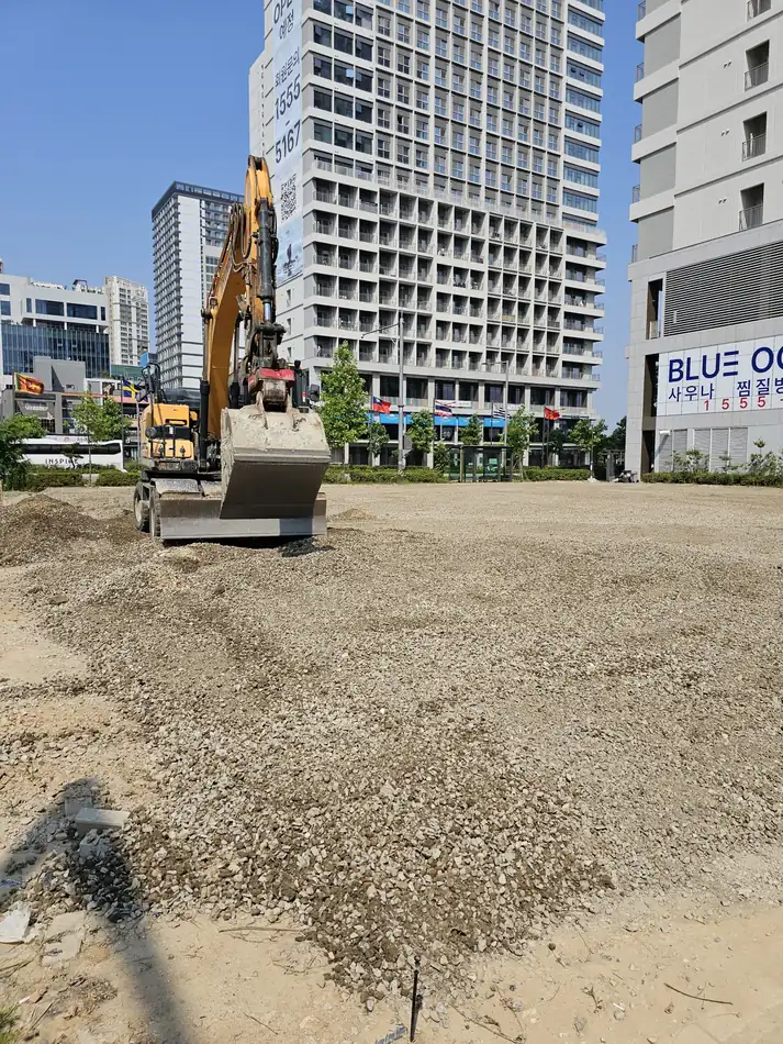 인천 송도 상업지구 나대지 주차장 조성 이전 굴착기 투입 현장
