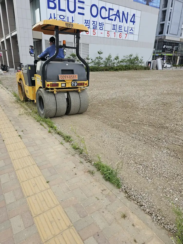 인천 송도 상업지구 주차장 조성 진행 중 굴착 및 트렌치 작업
